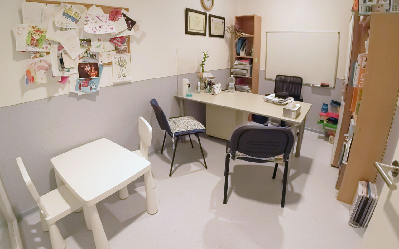 Aula con una mesa baja de niños y una mesa de despacho