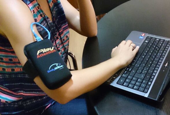 Un niño durante una terapia con el método Play Attention