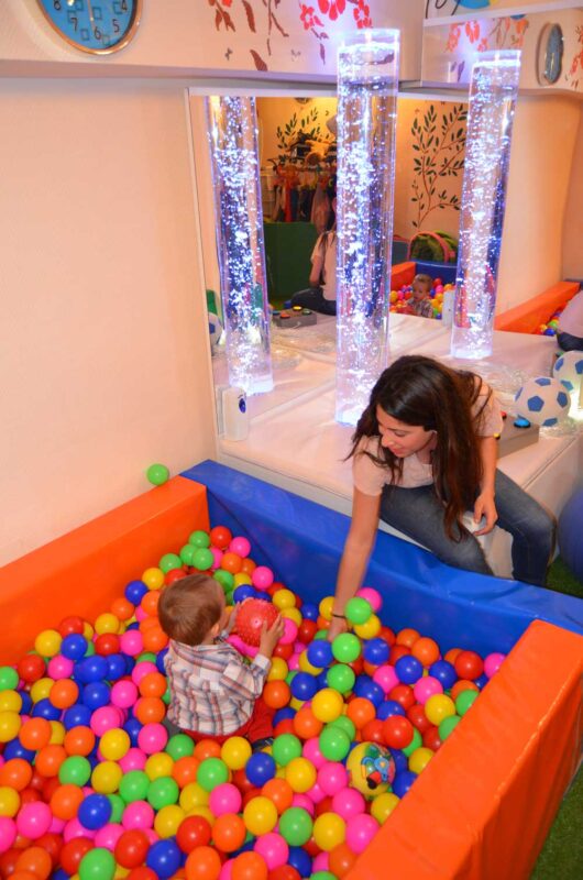 Una trabajadora de Zubikoa atiende a un niño en una piscina de bolas