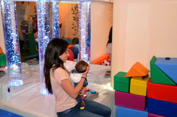 Una trabajadora del centro atiende a un bebé