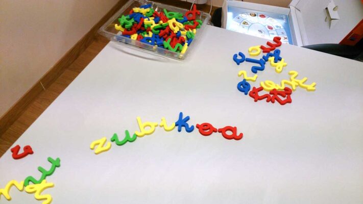 La palabra Zubikoa escrita con letras de juguete